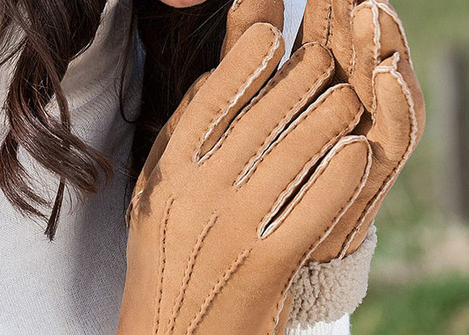 Handschoenen van de Handcrafted de Warmste Schapehuid, de Vuisthandschoenen van het Lamsshearling van Handsewn Sueded van Vrouwen