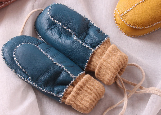 De warmste Hand Genaaide Vuisthandschoenen van de Babyschapehuid met Lichtrose Manchet