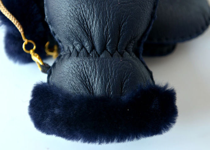 Warme Comfortabele Echte van Babyjongens/Meisjes Schapehuidvuisthandschoenen met Lint voor de Winter